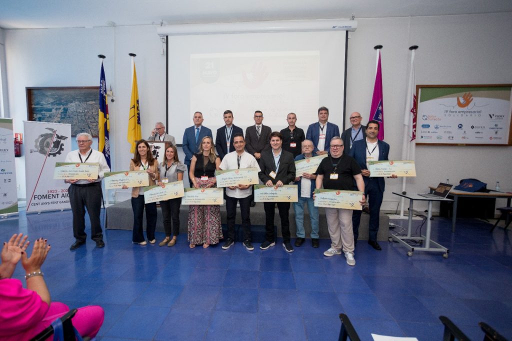 entrega de cheques solidarios