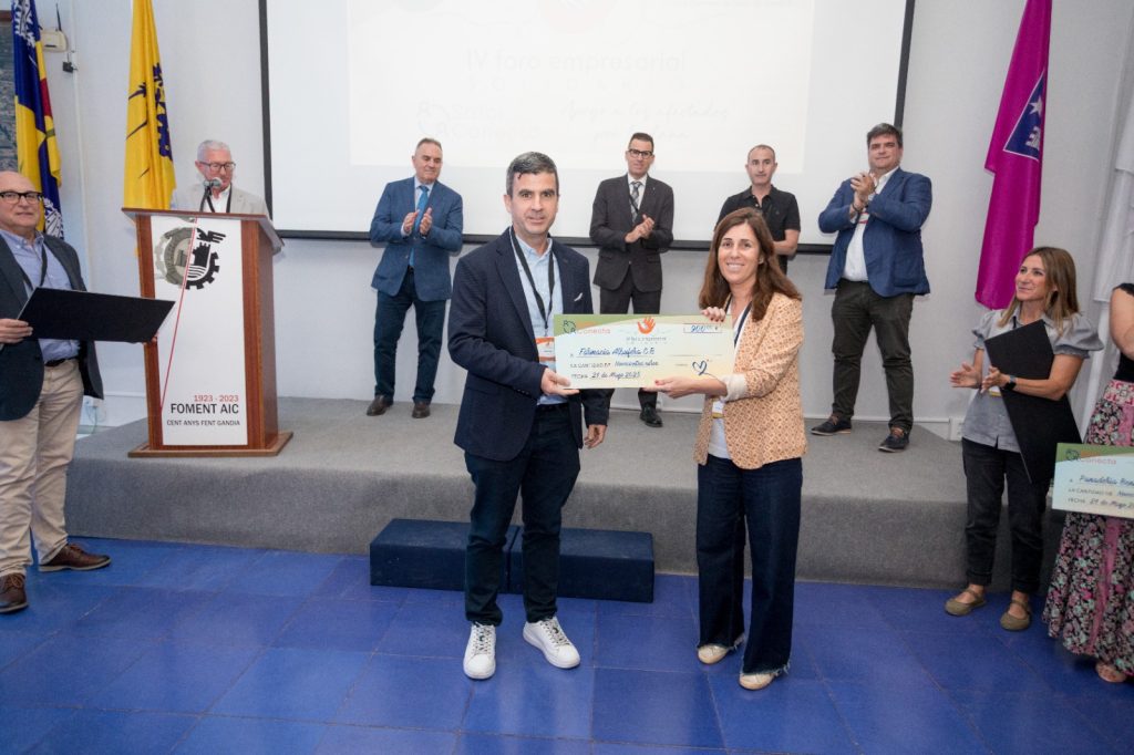 entrega de cheques solidarios